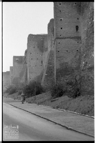 Scorcio delle Mura Aureliane a Roma