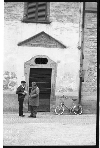 Scena di vita quotidiana in piazza Giuseppe Garibaldi a Mercatello sul Metauro