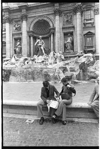Ragazzi davanti alla Fontana di Trevi a Roma