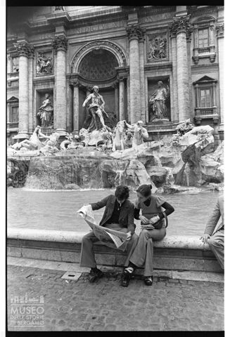 Ragazzi davanti alla Fontana di Trevi a Roma
