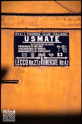 L'insegna del comune di Usmate Velate del Touring Club Italiano