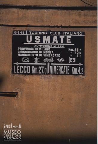 L'insegna del comune di Usmate Velate del Touring Club Italiano