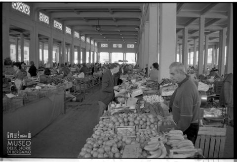 Scena di mercato a Cuneo