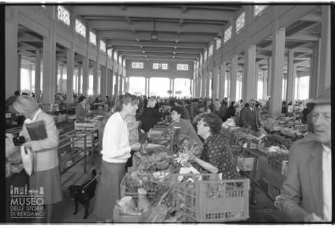 Scena di mercato a Cuneo