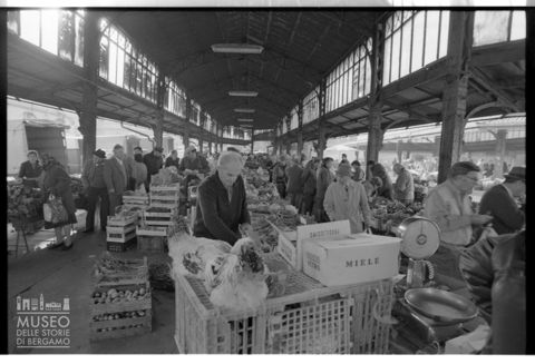 Scena di mercato a Torino