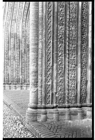 Il portale strombato della chiesa dell'abbazia di Sant'Antonio di Ranverso a Buttigliera Alta