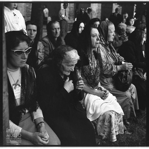 Pellegrini nei giardini del Santuario di Santa Maria del Fonte a Caravaggio