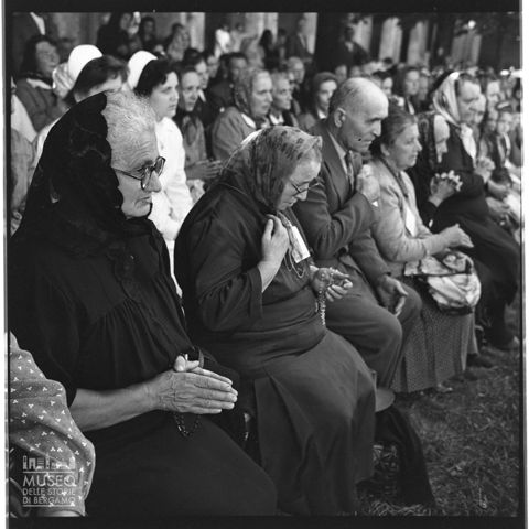 Pellegrini nei giardini del Santuario di Santa Maria del Fonte a Caravaggio