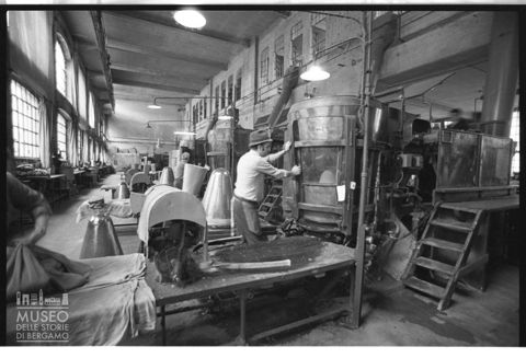 Nello stabilimento Borsalino ad Alessandria