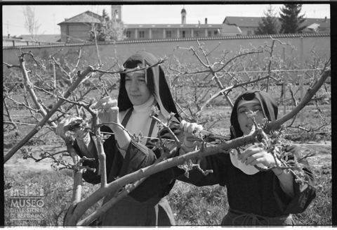 Monache al lavoro nel Monastero di Santa Chiara a Boves