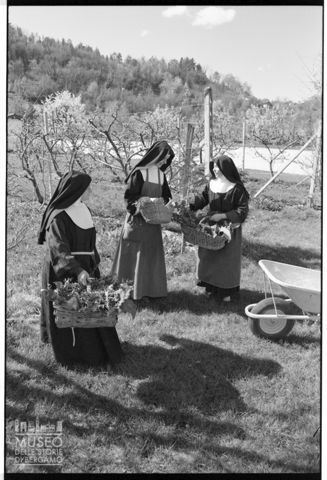 Monache al lavoro nel Monastero di Santa Chiara a Boves