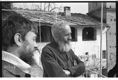 Frati in un monastero piemontese