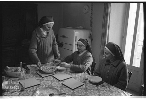 Monache in un monastero piemontese