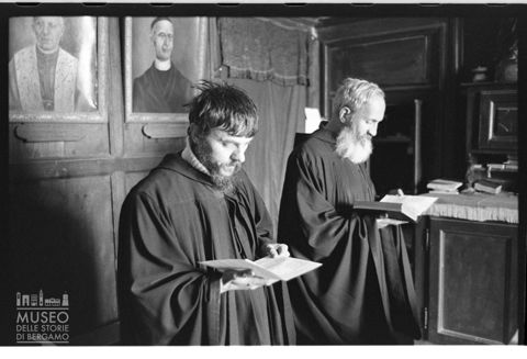 Frati in preghiera in un monastero piemontese