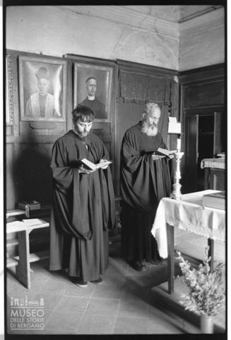 Frati in preghiera in un monastero piemontese