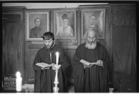 Frati in preghiera in un monastero piemontese