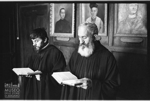 Frati in preghiera in un monastero piemontese