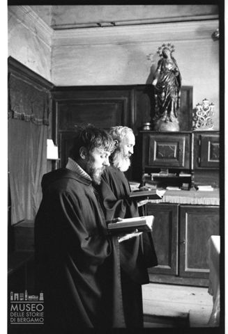 Frati in preghiera in un monastero piemontese
