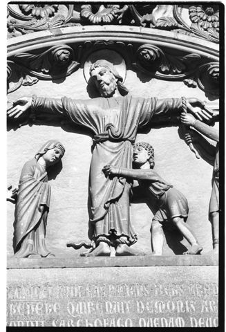 Particolare della lunetta del portale della basilica di Sant'Andrea a Vercelli