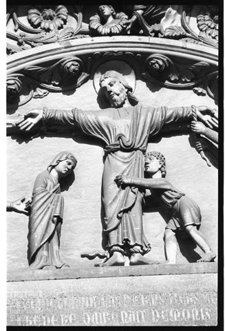 Particolare della lunetta del portale della basilica di Sant'Andrea a Vercelli