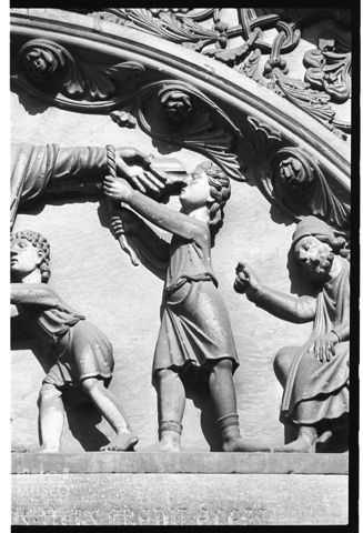Particolare della lunetta del portale della basilica di Sant'Andrea a Vercelli