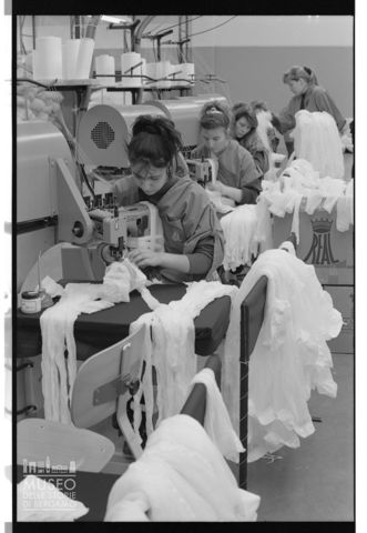 Operaie nel calzificio Real a Castel Goffredo