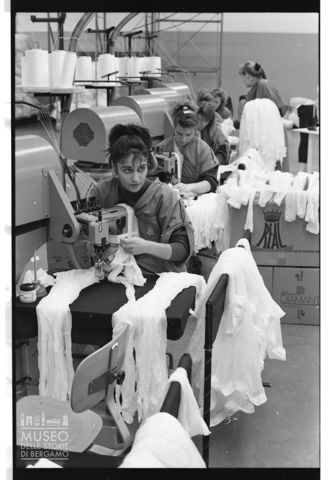 Operaie nel calzificio Real a Castel Goffredo