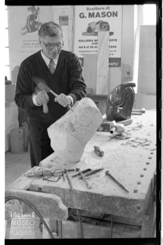 Pepi Merisio nella bottega dello scultore Giovanni Mason a Cantù