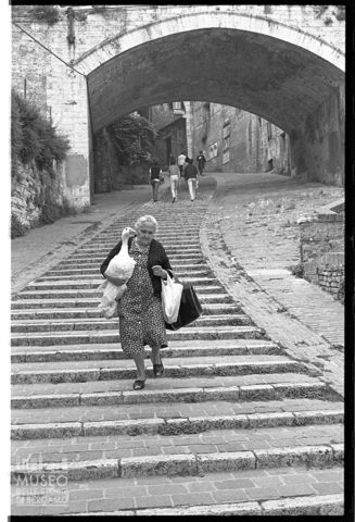 Scena di vita quotidiana in via Appia a Perugia