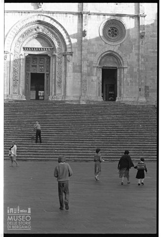 Scorcio di piazza del Popolo a Todi con la cattedrale della Santissima Annunziata