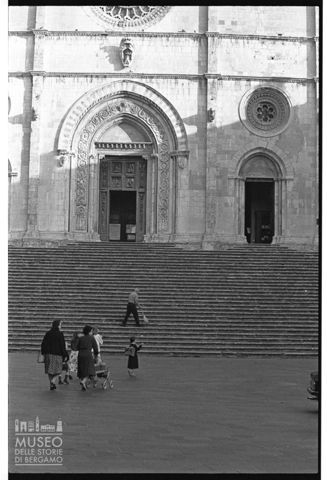 Scorcio di piazza del Popolo a Todi con la cattedrale della Santissima Annunziata