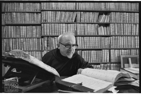 Padre Floriano Grimaldi nella biblioteca della Santa Casa di Loreto