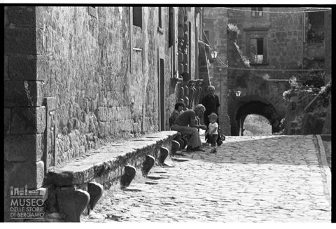 Scena di vita quotidiana a Civita di Bagnoregio