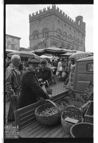 Mercato in piazza del Popolo ad Orvieto