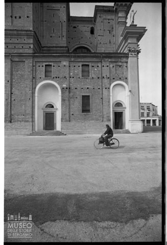 Scena di vita quotidiana a Calcio