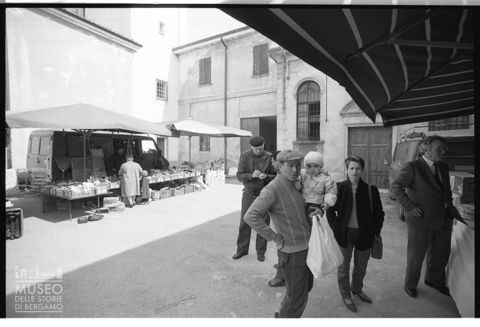 Scena di mercato a Casalmorano