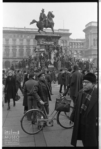 Una manifestazione in piazza del Duomo a Milano