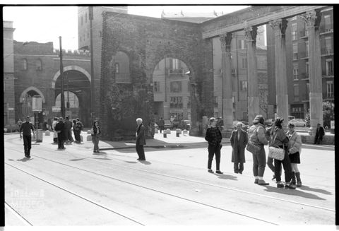 Scena di vita quotidiana davanti al colonnato di San Lorenzo a Milano