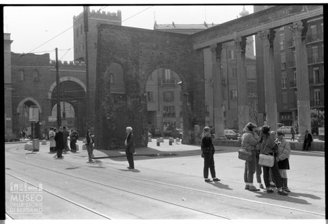 Scena di vita quotidiana davanti al colonnato di San Lorenzo a Milano