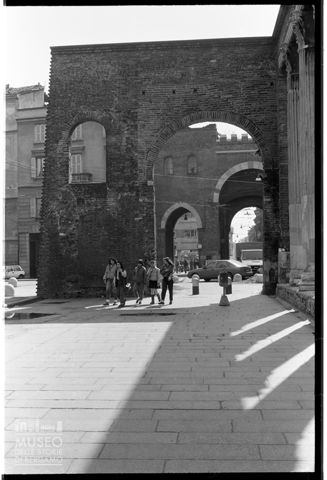 Scena di vita quotidiana davanti al colonnato di San Lorenzo a Milano