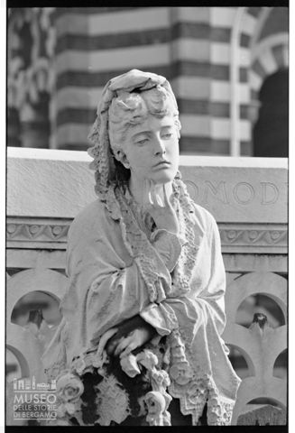 Il Memore omaggio di Odoardo Tabacchi dedicato a Marino Omodeo nel Cimitero Monumentale di Milano