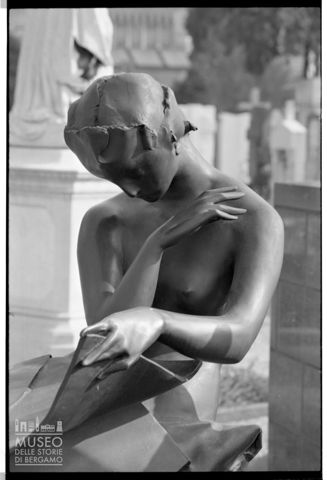 Scultura nel Cimitero Monumentale di Milano