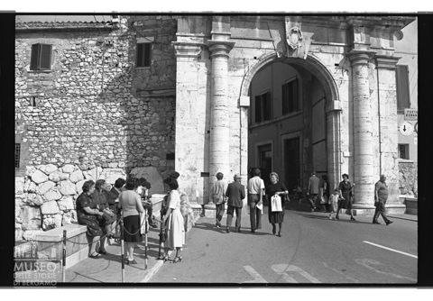 Scena di vita quotidiana nei pressi di Porta Romana ad Amelia