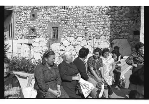 Donne nei pressi di Porta Romana ad Amelia