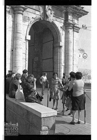 Conversazione nei pressi di Porta Romana ad Amelia
