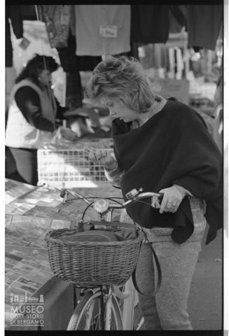 Ritratto di donna al mercato di Cantù