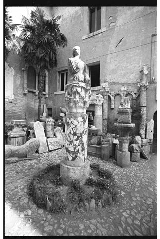 Reperti archeologici nel cortile del Palazzo Comunale di Amelia