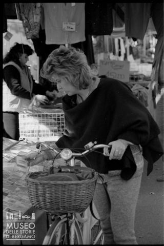Ritratto di donna al mercato di Cantù