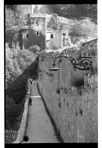 Passeggiata lungo il Ponte delle Torri a Spoleto