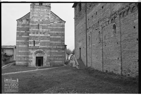 La facciata della chiesa di Santa Maria del Tiglio a Gravedona ed Uniti